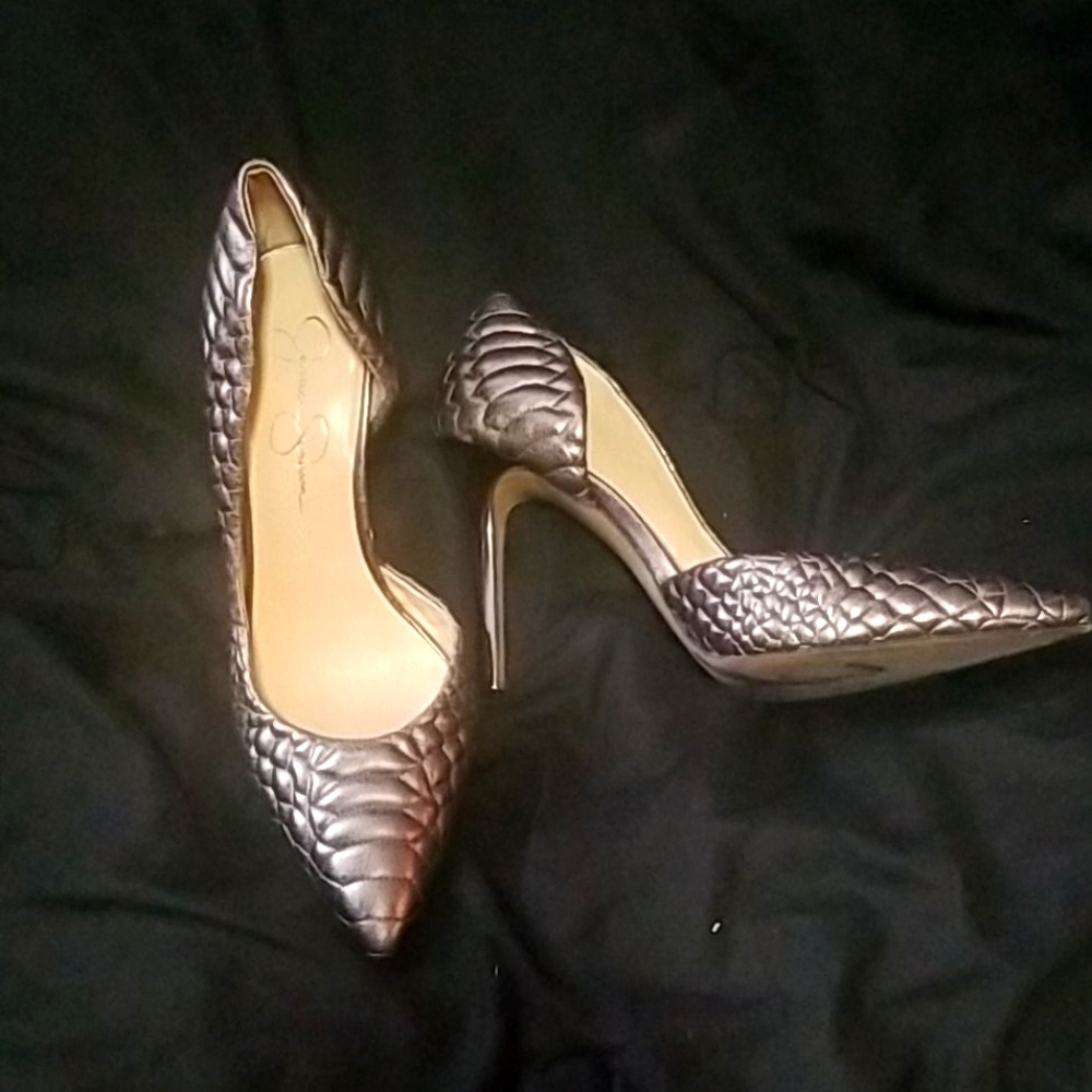 Point toe pump